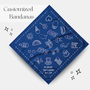 Puede incluir: Un pa&ntilde;uelo cuadrado azul marino con ilustraciones blancas de fuegos artificiales, helados y un perrito caliente. El texto "Customized Bandanas" est&aacute; en la parte superior y "The Johnsons 250th Celebration July 4, 2026" en la parte inferior.