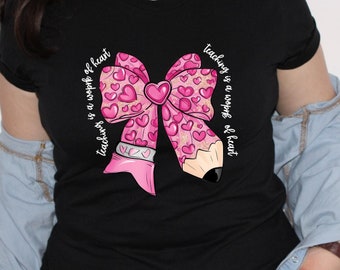 先生のバレンタインコケットボウPNG、教えることは心の仕事、愛する先生PNG先生への感謝、バレンタインデーの先生ピンクPNG