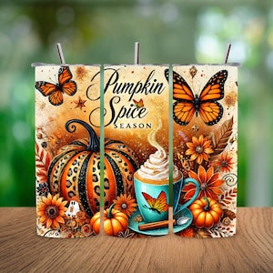 Puede incluir: Un vaso con un diseño de otoño, que incluye una calabaza, mariposas y un café con leche. Las palabras "Pumpkin Spice Season" están escritas en el vaso. Tiene una pajita de acero inoxidable.