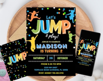 Könnte beinhalten: Schwarze Geburtstagseinladung mit dem Text "Let's JUMP & play!" in bunten Buchstaben. Die Einladung enthält den Namen "MADISON" und das Datum, 26. Oktober. Ein Smartphone zeigt das gleiche Design.