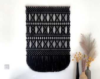 Grote zwarte macramé muurhanger – handgeweven boho-vezelkunst