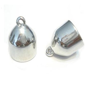 Puede incluir: Dos tapones de cordón de metal plateado con un bucle en un extremo. Los tapones son redondos y tienen un acabado liso y brillante.