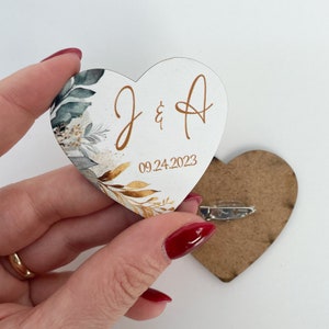 Broches pour cadeaux de mariage, épingles de mariage personnalisées, boutonnières de mariage coeur en bois en gros, cadeau de mariage personnalisé pour invités, cadeau pour invités image 2