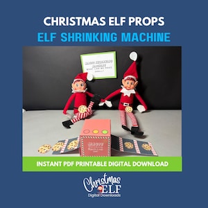 Puede incluir: Una escena festiva con dos muñecos de elfo vestidos de rojo con adornos blancos, posando cerca de una "Máquina de encogimiento de elfos" rosa y marrón. La imagen incluye el texto "Christmas Elf Props" y "Elf Shrinking Machine". La máquina tiene tres botones de colores y accesorios de galletas.