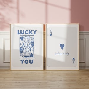 Set di 2 stampa ragazza fortunata, stampa asso di cuori blu, stampa di carte da gioco retrò, stampa sensazione di fortuna, arte da parete preppy, stampe da parete per ragazze