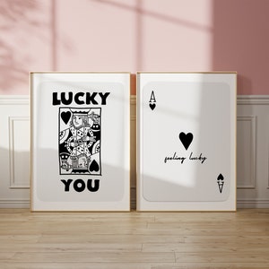 Set di 2 stampa ragazza fortunata, stampa asso di cuori nero, stampa di carte da gioco retrò, stampa sensazione di fortuna, arte da parete preppy, stampe da parete per ragazze