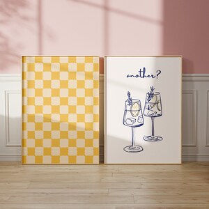 2er-Set Gelber Cocktaildruck, Keep Em Coming Druck, Karierter Druck, Retro Alkoholdruck, Blaue Barwagenwandkunst, Funky Alkoholdruck