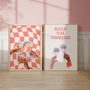 カクテルプリント2枚セット、Keep Em Comingプリント、チェック柄プリント、レトロアルコールプリント、バーカートウォールアート、ファンキーアルコールプリント、ギャラリーポスター