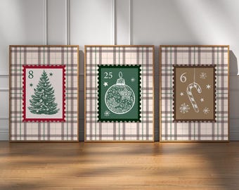 Puede incluir: Tres impresiones navideñas enmarcadas. Cada impresión presenta un diseño de sello postal con una imagen navideña: un árbol de Navidad, una bola y un bastón de caramelo. Los marcos tienen un patrón de cuadros en tonos neutros.