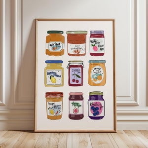 Może przedstawiać: Białe tło z dziewięcioma słoikami dżemu, każdy z innym owocem i etykietą. Słoiki są ułożone w trzy rzędy po trzy. Etykiety są kolorowe i napisane odręcznie. Słoiki są wszystkie zamknięte pokrywkami.