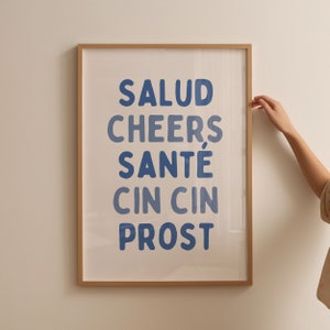 Blauer Cocktail Print, Prost Alkohol Print, Flippiger Barwagen Kunst, Retro Salud Drink Print, Ästhetisches Küchendekor, Küche druckbares Poster