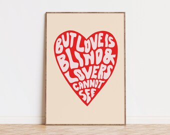 Può includere: Una stampa incorniciata con un cuore rosso che contiene il testo "But love is blind & lovers cannot see". Lo sfondo è di colore beige chiaro.