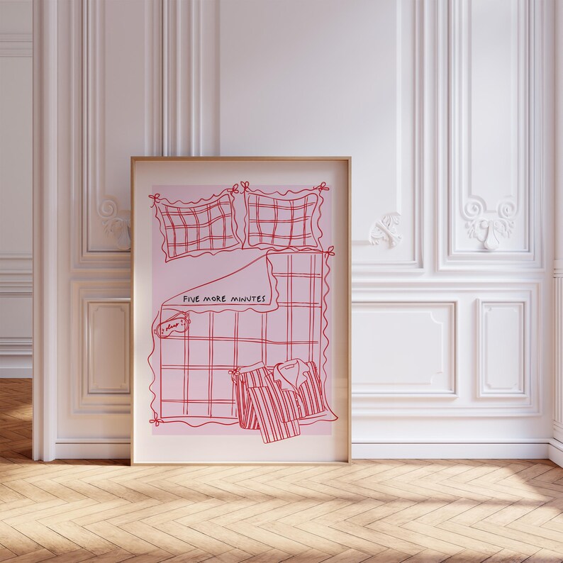 Puede incluir: Una ilustraci&oacute;n rosa y roja de una cama con un patr&oacute;n a cuadros. El texto "Five More Minutes" est&aacute; escrito en la manta. Un pijama y una m&aacute;scara para los ojos est&aacute;n en la cama.