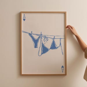 Affiche suspendue bikini bleu bikini sur corde à linge impression cartes à jouer affiche maillot de bain impression dortoir esthétique, affiche côtière tendance