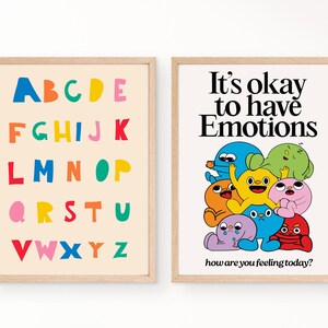 Peut inclure: Deux affiches encadr&eacute;es. L'une affiche l'alphabet en lettres color&eacute;es. L'autre pr&eacute;sente des personnages de dessins anim&eacute;s avec le texte "It's okay to have Emotions" et "how are you feeling today?" sur fond cr&egrave;me.