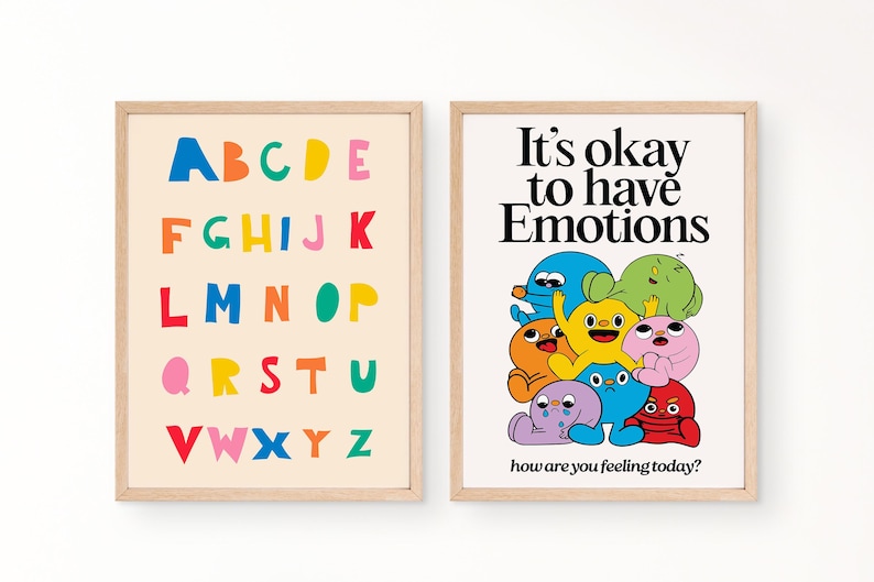 Peut inclure: Deux affiches encadr&eacute;es. L'une affiche l'alphabet en lettres color&eacute;es. L'autre pr&eacute;sente des personnages de dessins anim&eacute;s avec le texte "It's okay to have Emotions" et "how are you feeling today?" sur fond cr&egrave;me.