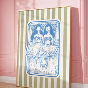 Pu&ograve; includere: Una stampa artistica incorniciata con un'illustrazione blu e bianca di due figure in un letto a forma di borsa. L'opera d'arte ha uno stile vintage, con uno sfondo a righe verdi e bianche. La cornice &egrave; di colore marrone chiaro.