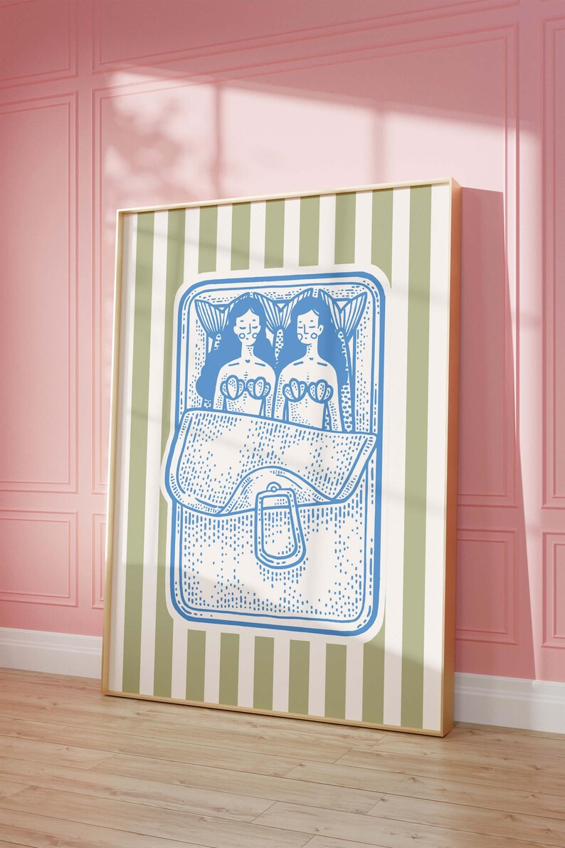 Pu&ograve; includere: Una stampa artistica incorniciata con un'illustrazione blu e bianca di due figure in un letto a forma di borsa. L'opera d'arte ha uno stile vintage, con uno sfondo a righe verdi e bianche. La cornice &egrave; di colore marrone chiaro.