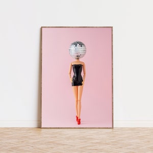 Retro Puppen Poster, Puppe Disco Ball, Girly Wandkunst, Preppy Poster, Y2K Ästhetischer Druck, veränderte Kunst, rosa Ästhetik, Wanddekoration für Wohnheimzimmer