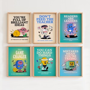 Peut inclure: Six affiches encadr&eacute;es avec des citations de motivation et des illustrations de dessins anim&eacute;s. Les affiches pr&eacute;sentent des phrases telles que "You're Full of Brilliant Ideas" et "Readers Are Leaders". Chaque affiche a une palette de couleurs et un design uniques, avec un cadre en bois clair.