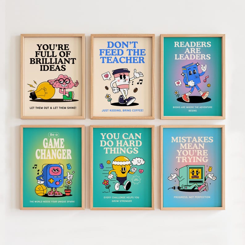 Peut inclure: Six affiches encadr&eacute;es avec des citations de motivation et des illustrations de dessins anim&eacute;s. Les affiches pr&eacute;sentent des phrases telles que "You're Full of Brilliant Ideas" et "Readers Are Leaders". Chaque affiche a une palette de couleurs et un design uniques, avec un cadre en bois clair.