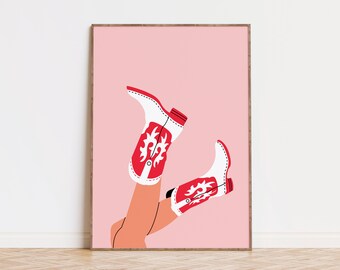 Può includere: Uno sfondo rosa con un paio di stivali da cowboy bianchi con accenti rossi e un motivo floreale. Gli stivali puntano verso l'alto.
