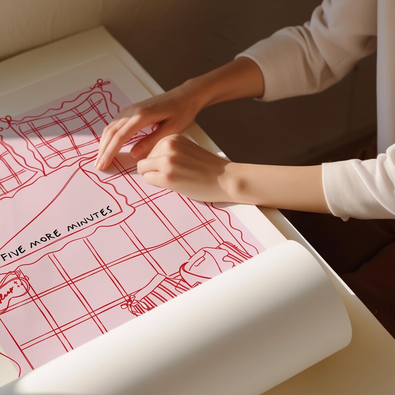 Puede incluir: Una ilustraci&oacute;n rosa y roja de una cama con el texto "FIVE MORE MINUTES" impreso en ella. La ilustraci&oacute;n est&aacute; en una hoja de papel blanca.