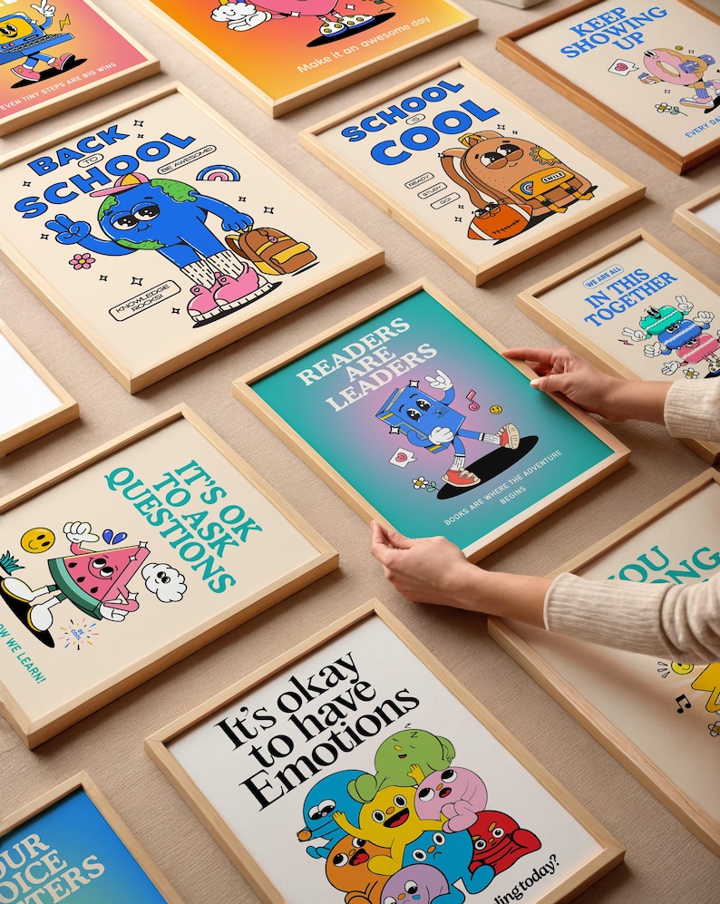 Peut inclure: Plusieurs impressions d'art encadr&eacute;es avec des messages positifs et des illustrations de dessins anim&eacute;s. Les impressions pr&eacute;sentent des phrases telles que "Back to School", "Readers are Leaders" et "It's Okay to Have Emotions". L'&oelig;uvre comprend des personnages color&eacute;s et des motifs ludiques.