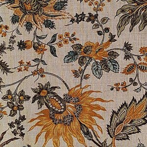 Könnte beinhalten: Nahaufnahme eines Blumenmusters mit großen, stilisierten Blüten in Gelb-, Orange- und Brauntönen. Das Design umfasst detaillierte Blätter und Ranken vor einem neutralen, strukturierten Hintergrund, wodurch eine Vintage-Ästhetik entsteht.
