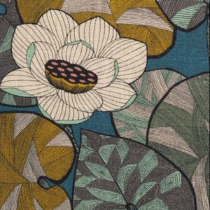 Peut inclure: Un fond bleu sarcelle avec une fleur blanche au centre brun et des feuilles vertes. Les feuilles sont un mélange de brun, de vert et de gris.