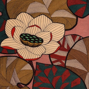 Op de afbeelding: Een textielprint met een grote, gestileerde lotusbloem met crèmekleurige bloemblaadjes omlijnd in zwart, geaccentueerd door rode randen. Het centrum is een donkergroene zaaddoos. Rondom de bloem bevinden zich grote, gedessineerde bladeren in tinten bruin, groenblauw en rood, tegen een gedempte roze achtergrond.
