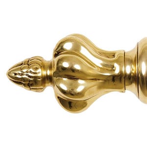 Op de afbeelding: Een close-up van een goudkleurige decoratieve bekroning. De bekroning heeft een bolvormig, sierlijk ontwerp met een getipte, kegelvormige punt. De afwerking is glanzend en reflecterend, wat wijst op gepolijst metaal.