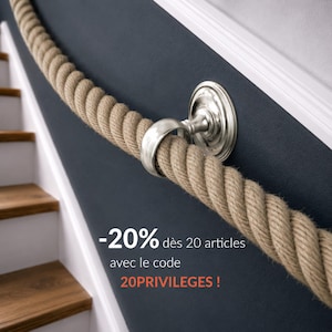 Peut inclure: Une rampe d'escalier en corde torsadée de couleur naturelle, fixée à un mur sombre par un support en métal argenté poli. La corde traverse le cadre en diagonale, maintenue par une fixation murale circulaire en métal brillant.