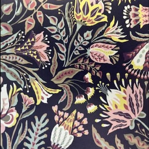 Carta da parati elegante con squisito motivo floreale, Decorazione murale lussuosa per interni sofisticati, Ignifuga, Ecologica, Senza PVC, Design