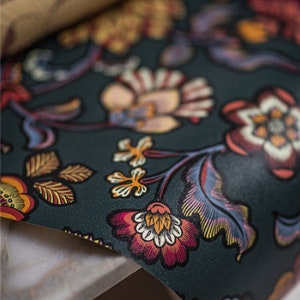 Elegante Tapete mit exquisitem Blumenmuster, Luxuriöse Wanddekoration für anspruchsvolles Interieur, Nicht brennbar, umweltfreundlich, PVC-frei, Design