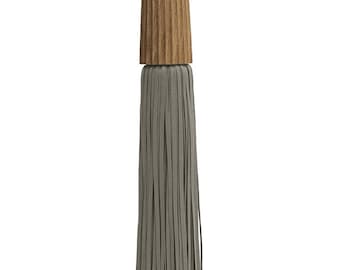 Fermacravatta per tende di design 45 cm con nappa, in legno e tessuto – CAMMELO, GRIGIO, CASTAGNO – elegante accessorio decorativo