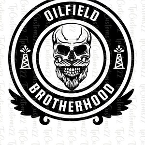Op de afbeelding: Zwart-wit logo met een schedel met een baard en snor. De schedel wordt omringd door een cirkel met de woorden "OILFIELD BROTHERHOOD" en twee olieboringen.