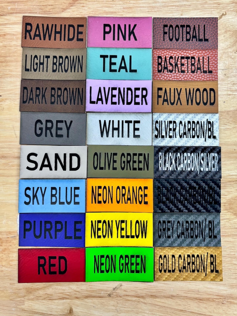 Pode incluir: Uma cole&ccedil;&atilde;o de 18 amostras de couro e tecido com nomes de cor e textura impressos em cada uma. As amostras incluem cores como couro cru, rosa, azul-petr&oacute;leo, lavanda, branco, verde oliva, azul celeste, laranja neon, roxo, amarelo neon, vermelho e verde neon. As amostras tamb&eacute;m incluem texturas como futebol, basquete, madeira falsa, carbono prateado, carbono preto e carbono cinza.
