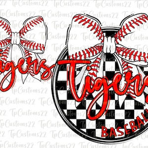 Op de afbeelding: Honkbalthema-ontwerp met een strik die op een honkbal lijkt, compleet met rode stiksels. Het woord "Tigers" staat in rode letters en het woord "BASEBALL" staat onderaan. Het ontwerp heeft een zwart-wit geblokte achtergrond.