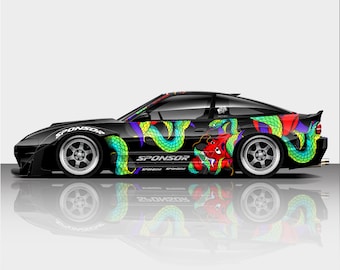 Puede incluir: Coche deportivo negro con un diseño de dragón colorido. El coche presenta una ilustración detallada de un dragón en rojo, verde y amarillo, con la palabra "SPONSOR" en blanco. El coche tiene llantas plateadas y un diseño elegante.