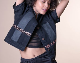Handbemalte Jeansjacke mit positiven Zitaten - benutzerdefinierte Jeansjacke - kurzärmelige künstlerische Jacke - bevollmächtigte Kleidung