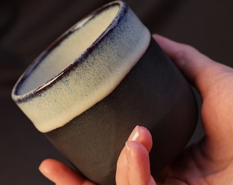 Schwarze Steinguttasse 250ml, glasiert in Blau und Weiß, für Kaffee & Tee, handgefertigte minimalistische Keramiktasse, Geschenk für Zuhause