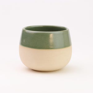 Taza de espresso doble en color verde claro, cerámica blanca hecha a mano, 150 ml / 5 oz