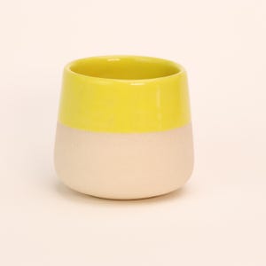 Geel geglazuurd handgemaakt wit aardewerk keramische enkele espressokop, kop in minimalistische stijl geglazuurd in geel, cadeau voor haar en hem, 75 ml
