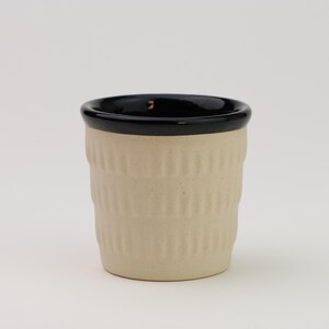 Liten vit espressokopp i stengods, handgjord glaserad i svart, 75 ml / 2,5 oz