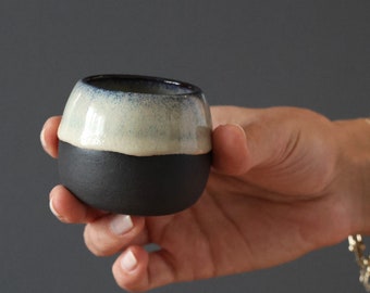 Taza de cerámica negra de estilo japonés para espresso individual, esmaltada minimalista en azul blanquecino, regalo de Navidad, 75 ml (2,5 oz), pequeña