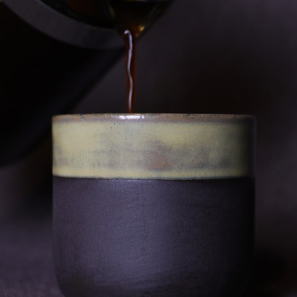 Tasse en grès noir, vitrée en vert, tasse à café et à thé, tasse en céramique minimaliste faite à la main, cadeau pour la maison