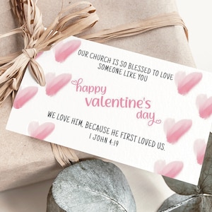 Etiqueta de presente de feliz dia dos namorados da Igreja DIGITAL presente para entes queridos no cartão do Dia dos Namorados para presente da igreja 1 João 4:19 Download para impressão