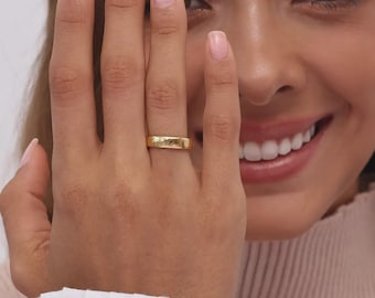 Anillo de oro de 10 quilates con nombre grabado a medida, detalle minimalista de diamantes, hecho a medida.