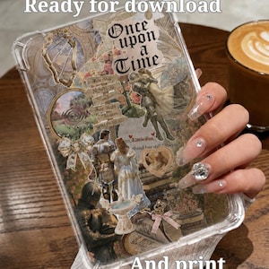 Puede incluir: Una funda transparente para tableta con un collage de ilustraciones de estilo vintage que incluye un caballero, una pareja, una fuente, un lazo y una señal con el texto "Once upon a Time" y "This Way Nowhere Ever there That Way Anywhere SOMEWHERE".